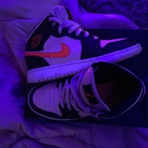 Jordan’s 1s pink. Size 4y in kids.